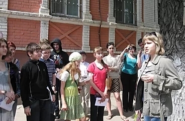 Полина Дмитриева ведёт экускурсию по Саратову