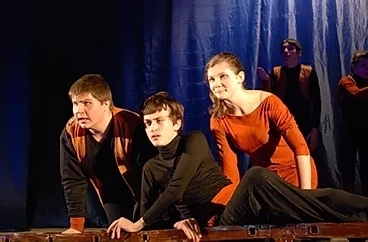 Сцена из спектакля "Мы с тобой одной крови"