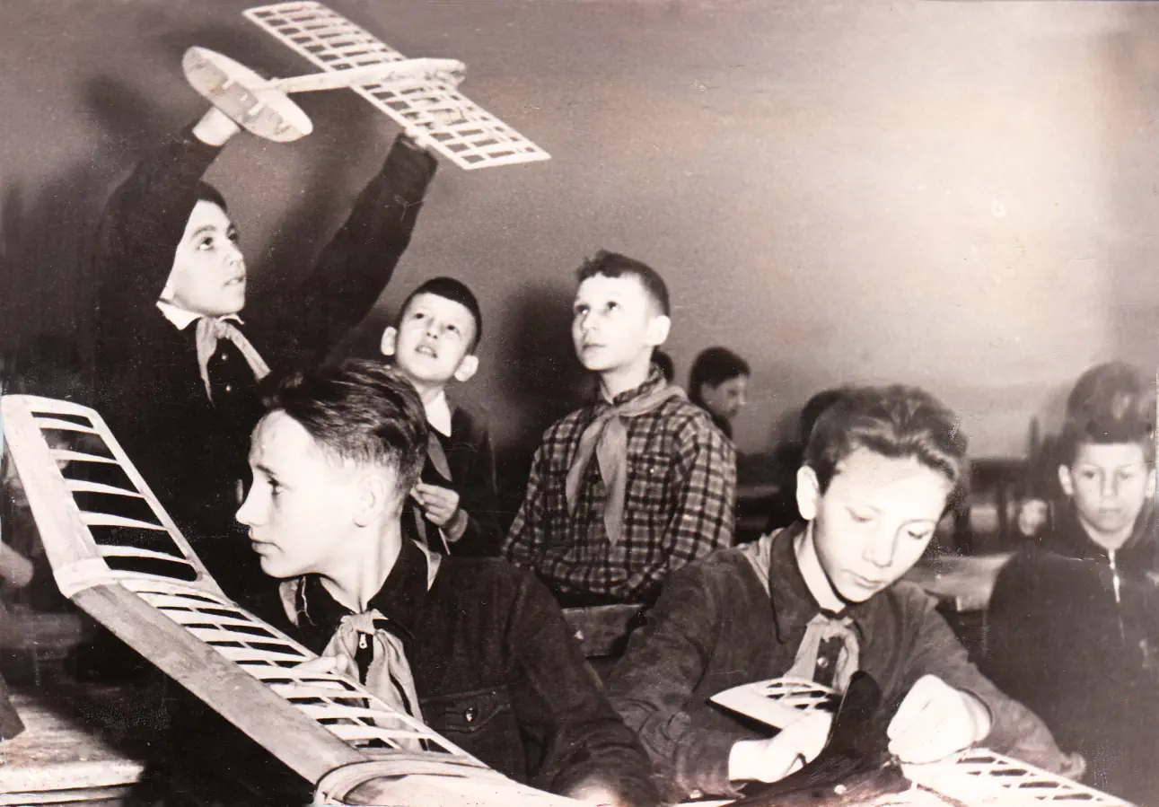 МИД № 254. Фото. Авиамодельный кружок. 1930-е годы
